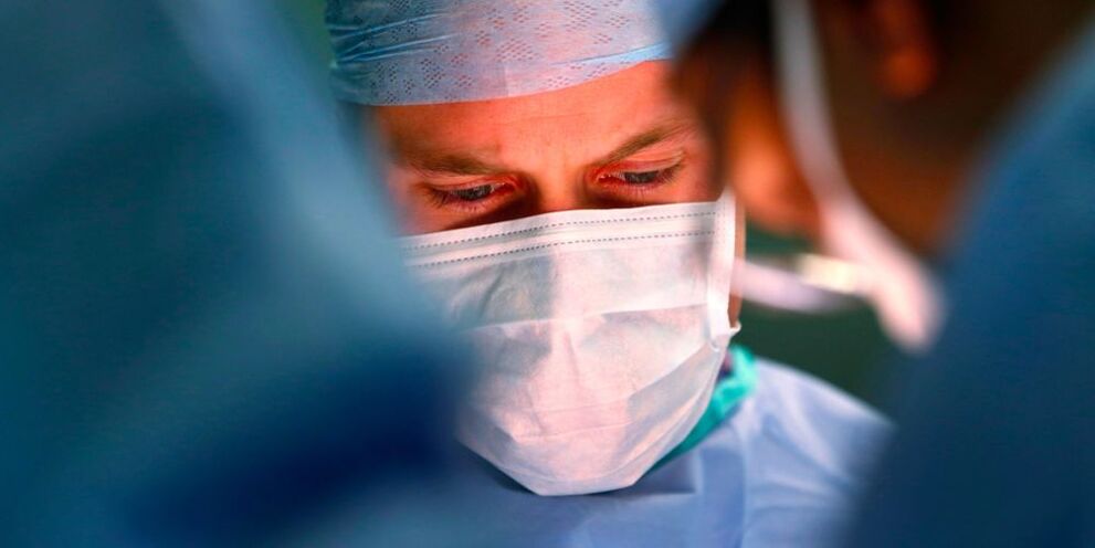 хирург пенисти чоңойтуу үчүн операция жасайт